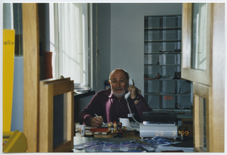 Eros Moresi al lavoro nell'ufficio postale di Colla