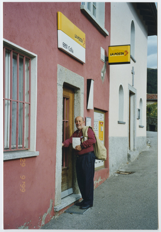 Eros Moresi davanti all'ufficio postale di Colla