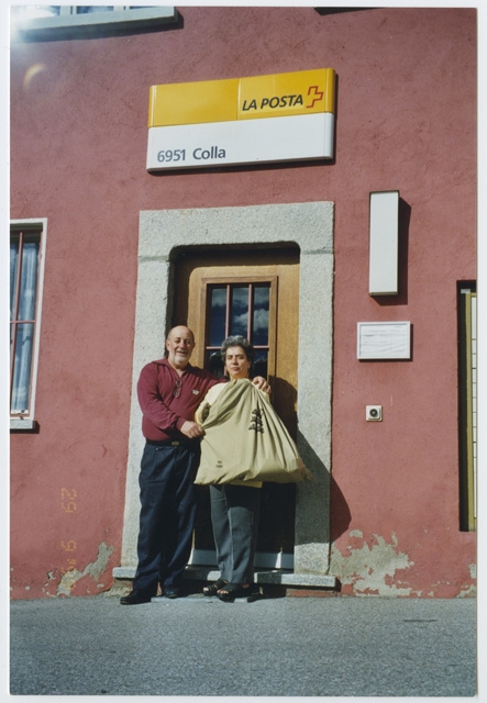 Eros Moresi con la moglie davanti all'ufficio postale di Colla con l'ultimo sacco di posta