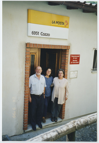 Eros Moresi davanti all'ufficio postale di Cozzo