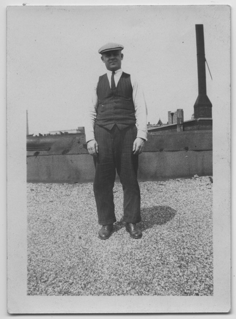 Ritratto d'uomo su un tetto