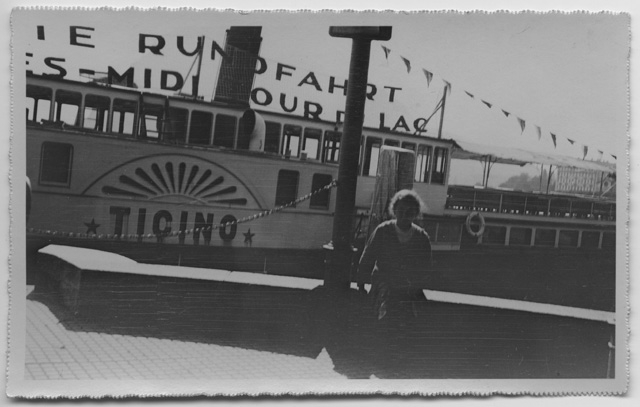 Donna in posa davanti a un battello