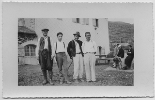 Gruppo davanti a un capanna