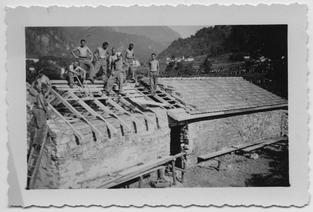 Gruppo di soldati al lavoro su un tetto