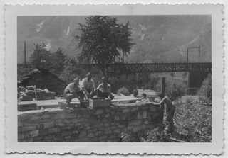 Gruppo di soldati al lavoro