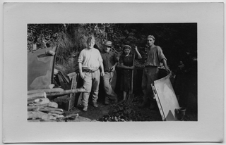 Gruppo di persone in una carbonaia