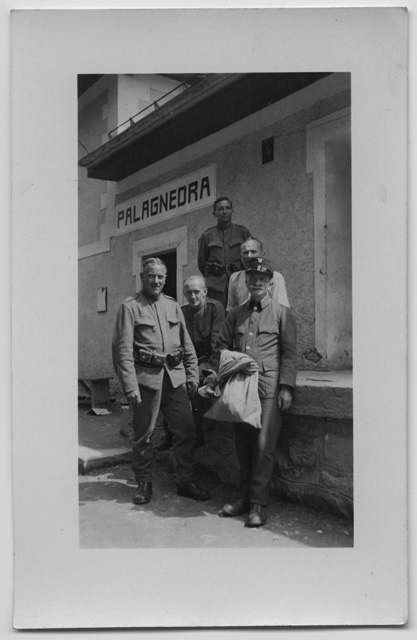 Gruppo di soldati in posa davanti alla stazione di Palagnedra