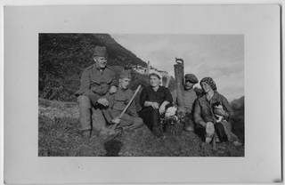 Tre militari e due donne in posa sui monti di Palagnedra