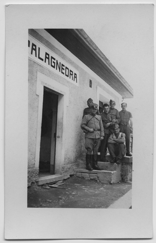 Ritratto di soldati in posa davanti alla stazione di Palagnedra