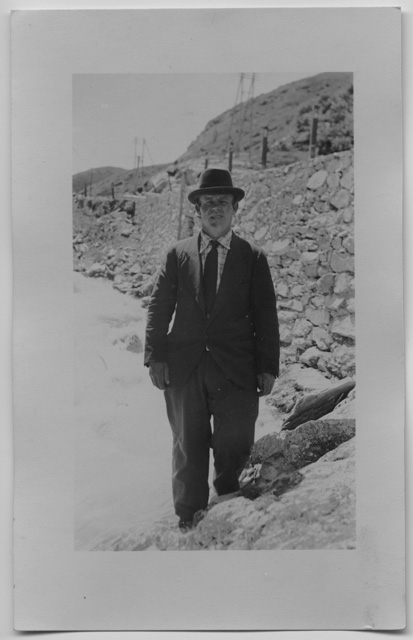 Ritratto di uomo con cappello e cravatta