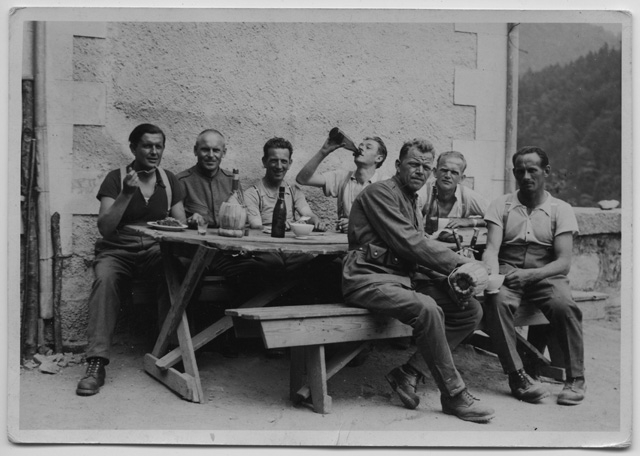 Ritratto di soldati durante il pranzo