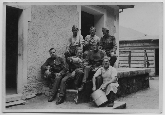 Gruppo di soldati in posa a Palagnedra