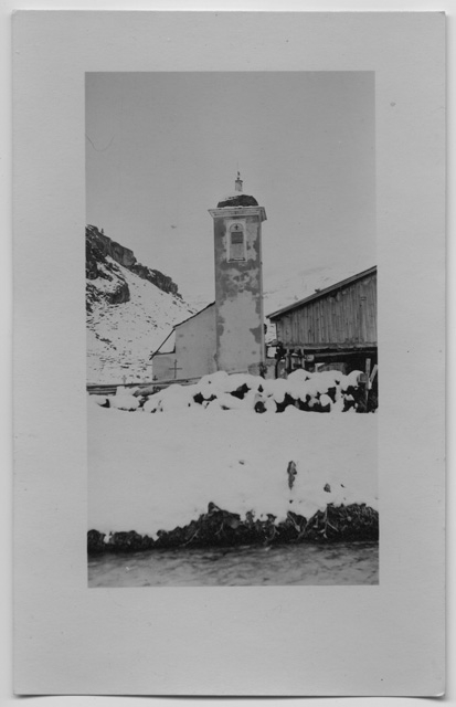 Veduta di una chiesa con la neve