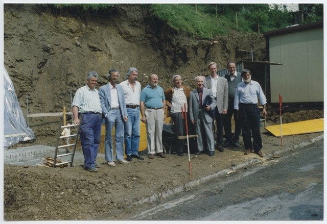 Gruppo di politici in posa per l'inizio dei lavori della costruzione della casa anziani a Colla