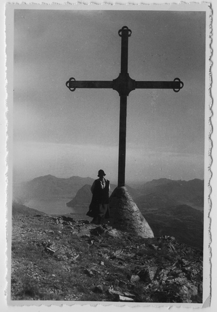 Marguerite Bloch davanti al Crocione