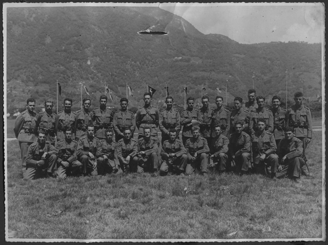 Compagnia di soldati in posa