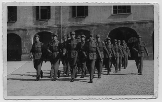 Compagnia di soldati in marcia