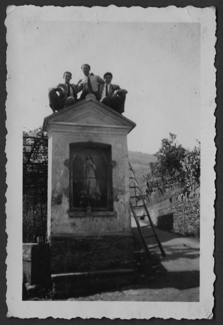 Tre ragazzi seduti in cima alla cappella di Campestro