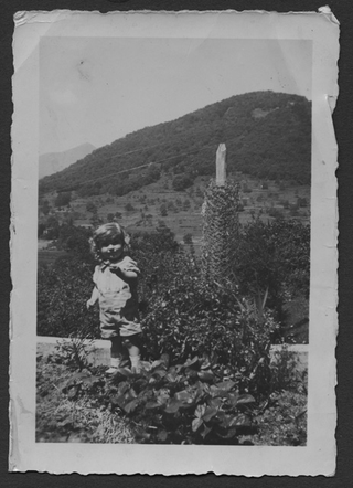 Bambino in giardino a Campestro