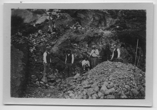Gruppo di uomini in una cava di pietra