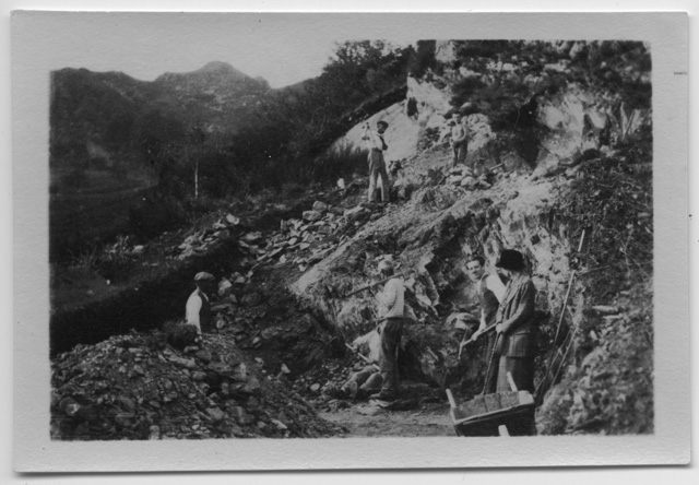 Gruppo di uomini in una cava di pietra