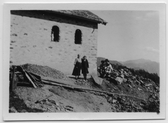 Gruppo di persone davanti all'oratorio di Condra in costruzione