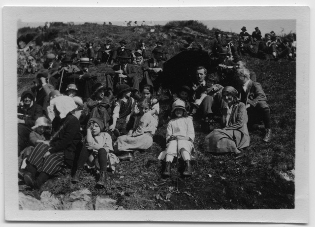 Gruppo di fedeli il giorno dell'inaugurazione dell'oratorio di Condra