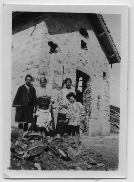 Donne con bambini davanti all'oratorio di Condra