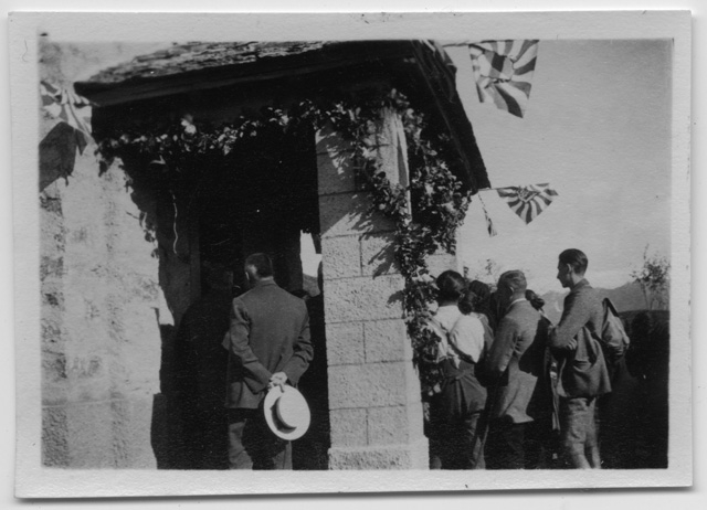 Gruppo di fedeli all'entrata dell'oratorio di Condra