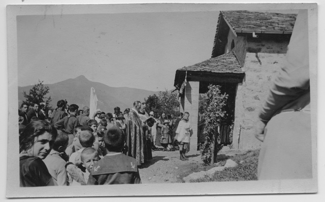 Gruppo di fedeli di fronte all'oratorio di Condra in occasione della sua inaugurazione