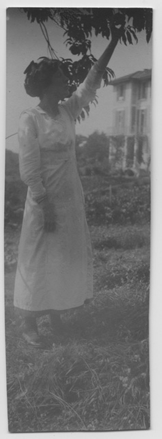 Elisa Perelli in posa per il bozzetto fotografico per il dipinto "La donna dei fichi" a Biolda