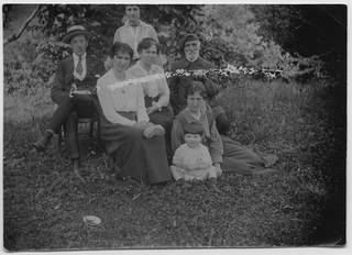 Famiglia Rossi con il Conte Asinelli (a destra) nel giardino di Biolda