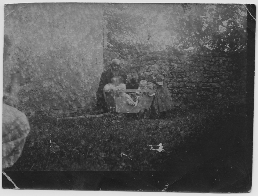 Ritratto di gruppo in giardino