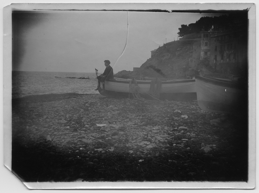 Franco Rossi in riva al mare in Liguria