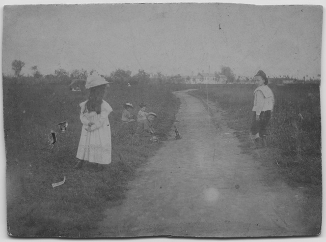 Bambini in una strada di campagna in Lombardia