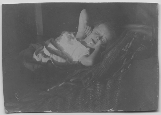 Gina Maria Rossi in posa per il bozzetto fotografico per il dipinto "Primi raggi"