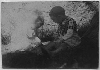 Gina Maria e Franco Rossi mentre giocano in giardino