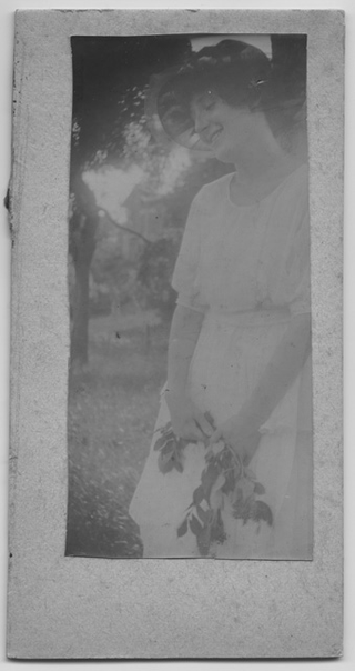 Ritratto di Gina Maria Rossi con arbusto