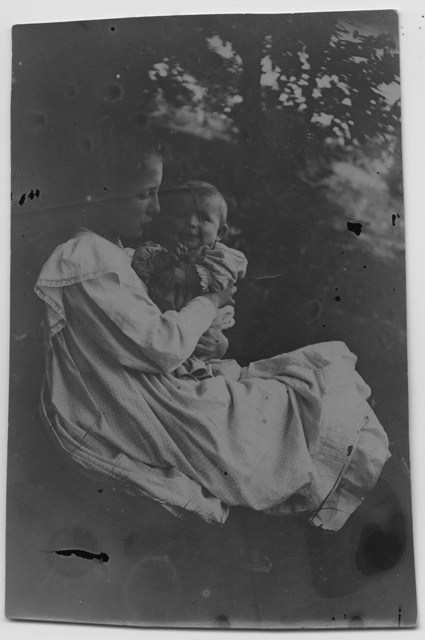 Gina Maria Rossi con bambino in braccio