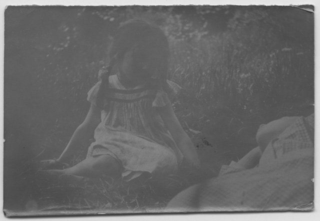 Ritratto di bambine sopra a un prato