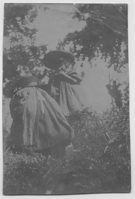 Donna con bambina su di un prato