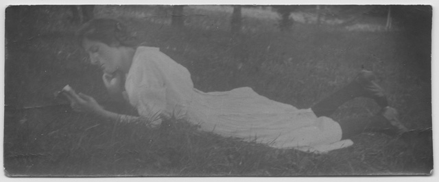 Gina Maria Rossi mentre legge su di un prato