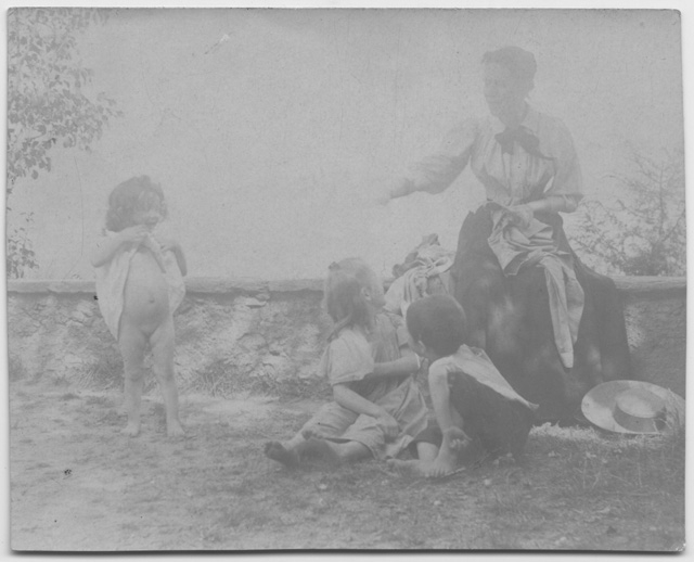 Adele Rossi con i figli davanti ad un muretto