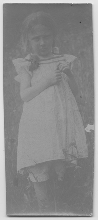 Ritratto di Gina Maria Rossi su di un prato