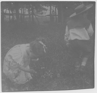 Gina Maria e Franco Rossi nel giardino di Biolda
