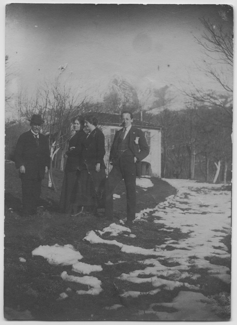 Famiglia Rossi in posa davanti alla casa di Biolda