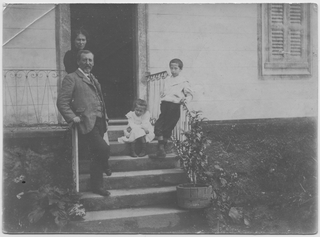 Famiglia Rossi in posa davanti alla casa di Sarone