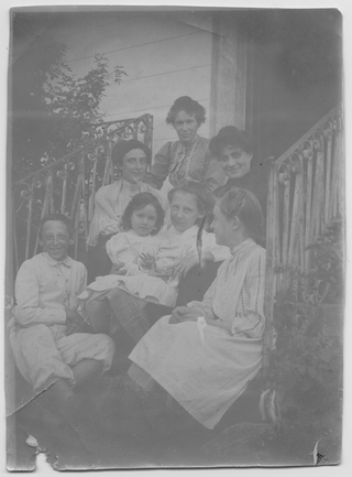 Ritratto di gruppo sulle scale davanti alla casa di Sarone