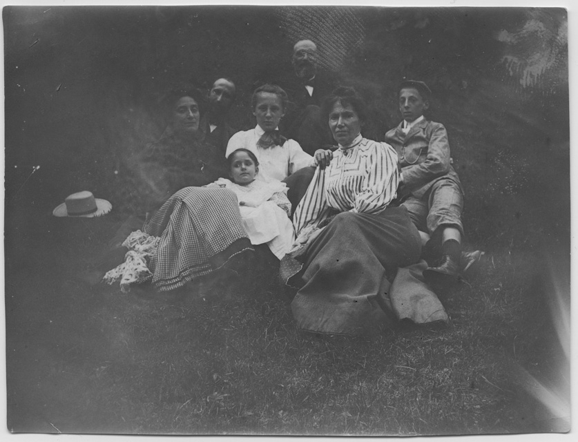 Gruppo in posa su di un prato