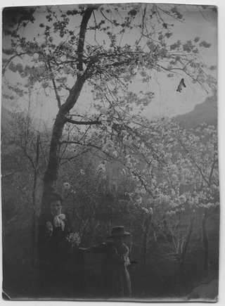 Adele e Gina Maria Rossi sotto ad un albero fiorito